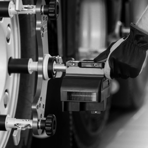 Alignment - Heavy Truck/Bus bigger than 17.5" less than 22.5" (per Axle)